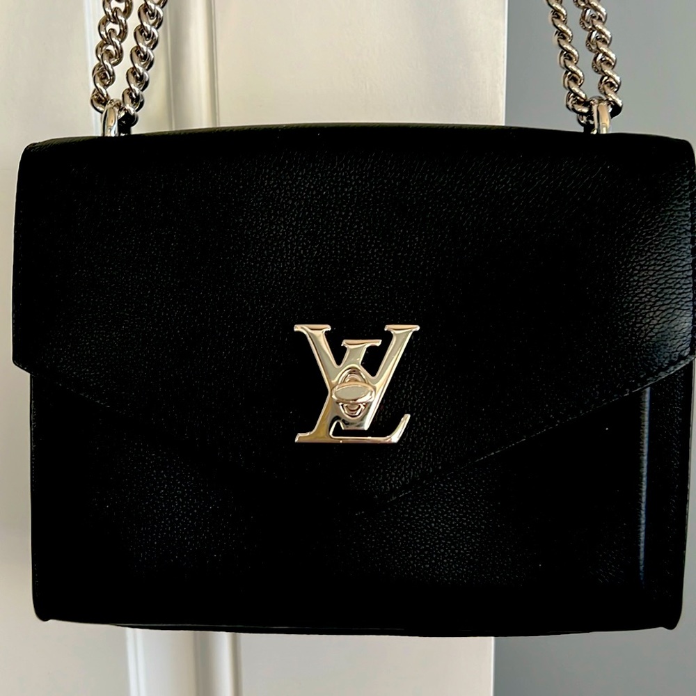 Louis Vuitton Twist MM in black. Used once. Great bag to dress up or dress down